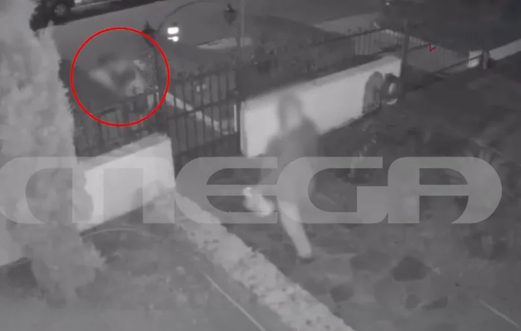 Γλυφάδα: Η στιγμή που ιδιοκτήτης σπιτιού παίρνει στο… κυνήγι τρεις διαρρήκτες (βίντεο)