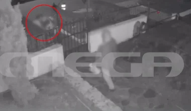 Γλυφάδα: Η στιγμή που ιδιοκτήτης σπιτιού παίρνει στο… κυνήγι τρεις διαρρήκτες (βίντεο)