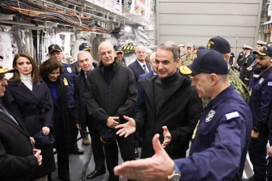 Ο πρωθυπουργός Κ.Μητσοτάκης και ο ΠτΔ Κ.Τασούλας παρέστησαν μαζί μαζί στην εν πλω τελετή υποδοχής της FDI «Κίμων»