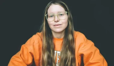 Τ.Κέιβ: H ηθοποιός και μοντέλο του Only Fans ζητά από τους θαυμαστές της να αποφασίσουν το μέγεθος του στήθους της!