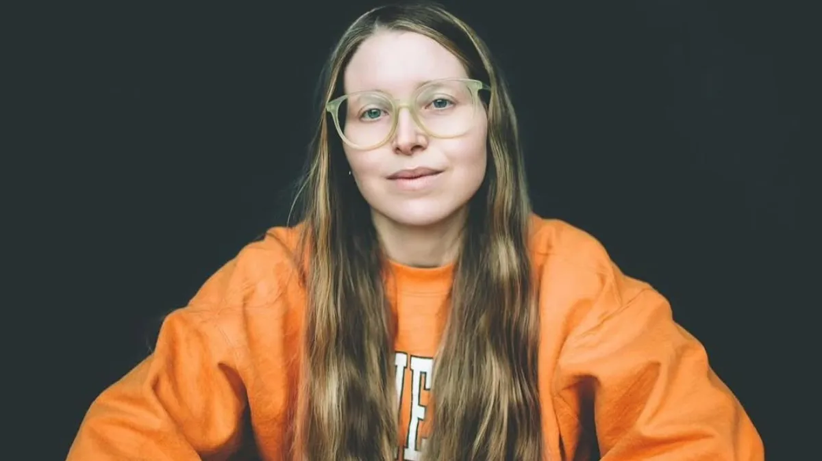 Τ.Κέιβ: H ηθοποιός και μοντέλο του Only Fans ζητά από τους θαυμαστές της να αποφασίσουν το μέγεθος του στήθους της!