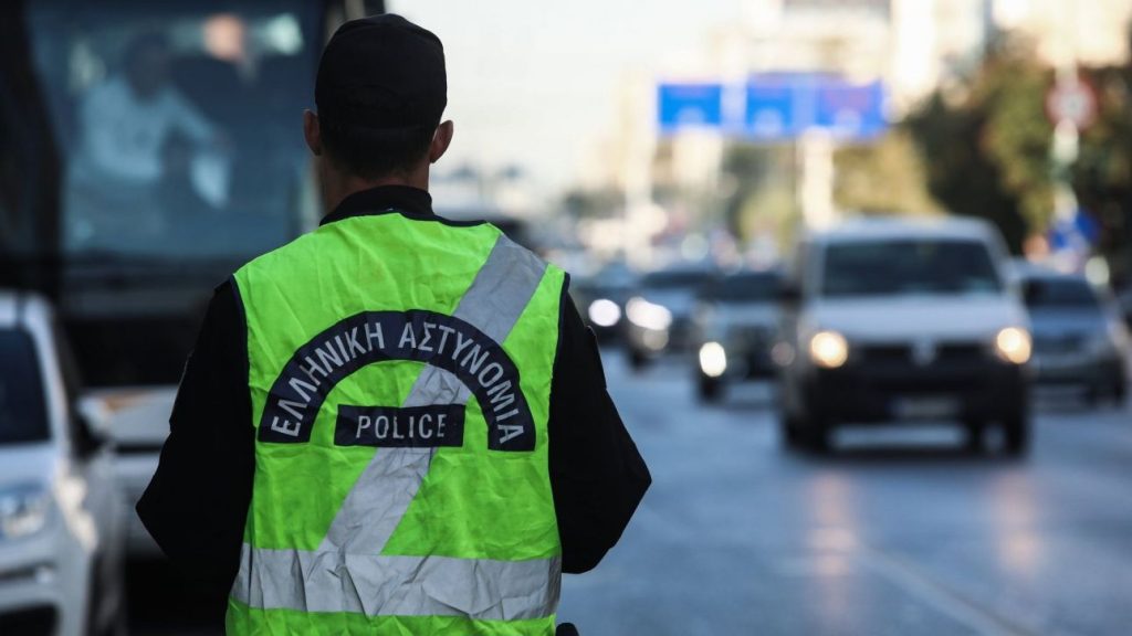 Παράσυρση αστυνομικού στο Κιλκίς: H στιγμή που ο άνδρας προσπαθεί να κρατηθεί από το καπό του οχήματος (βίντεο)