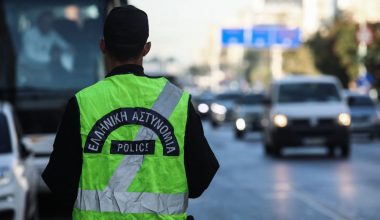 Παράσυρση αστυνομικού στο Κιλκίς: H στιγμή που ο άνδρας προσπαθεί να κρατηθεί από το καπό του οχήματος (βίντεο)