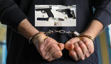 Συνελήφθη γνωστός επιχειρηματίας στο Π.Φάληρο: Είχε δύο πιστόλια, αναδιπλούμενο σουγιά και πλαστό δίπλωμα οδήγησης