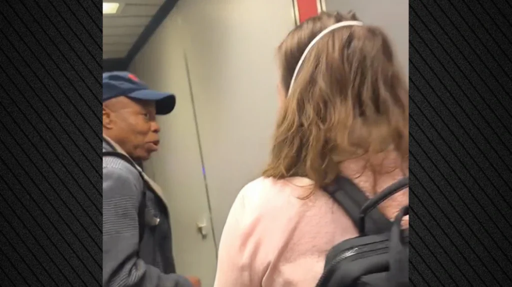 «Άντε γα@@@@υ»: Η αντίδραση του πρώην δημάρχου της Νέας Υόρκης όταν γυναίκα τον αποδοκίμασε (βίντεο)