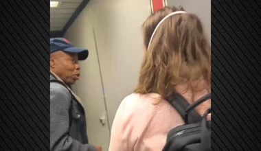 «Άντε γα@@@@υ»: Η αντίδραση του πρώην δημάρχου της Νέας Υόρκης όταν γυναίκα τον αποδοκίμασε (βίντεο)