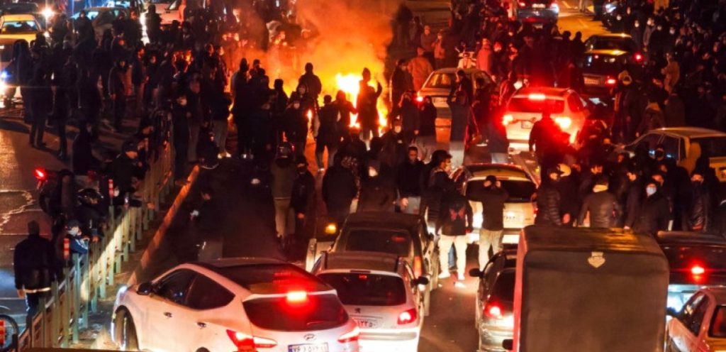 Νέα μαρτυρία για τις διαδηλώσεις στο Ιράν: «Κουβαλούσα τη νεκρή γυναίκα μου για 1,5 ώρα»