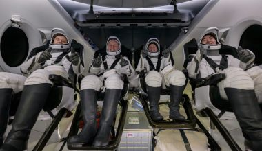 Πίσω στη Γη τα μέλη της ιστορικής πρώτης εκκένωσης από τον ISS για ιατρικούς λόγους – Εν αναμονή απαντήσεων