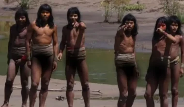 Στη δημοσιότητα σπάνιο βίντεο με φυλή που ζει απομονωμένη στον Αμαζόνιο!