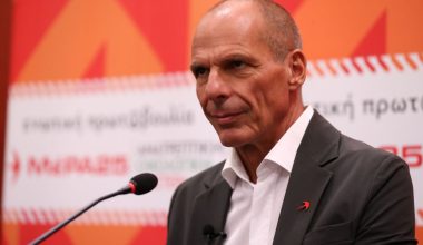 Ο Γιάνης Βαρουφάκης καταγγέλλει  ότι η Δίωξη ναρκωτικών τον κλήτευσε για ανάκριση