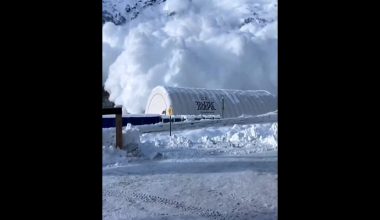 Βίντεο: Χιονοστιβάδα τεραστίων διαστάσεων «εξαφανίζει» το χιονοδρομικό κέντρο Καμπαρντίνο-Βαλκαρία στην Ρωσία!