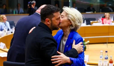 Η Ούρσουλα φον Ντερ Λάιεν θέλει να βάλει την Ουκρανία στην ΕΕ από το «παράθυρο»