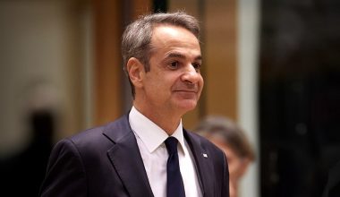 Το αινιγματικό σχόλιο του Κ.Μητσοτάκη για τη σειρά «Εmily in Paris»: «Γιατί όχι και στην Αθήνα;»