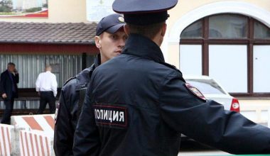 Ρωσία: H στιγμή που αστυνομικοί πυροβολούν τα λάστιχα οχήματος που αρνήθηκε να σταματήσει για αναγνώριση (βίντεο)