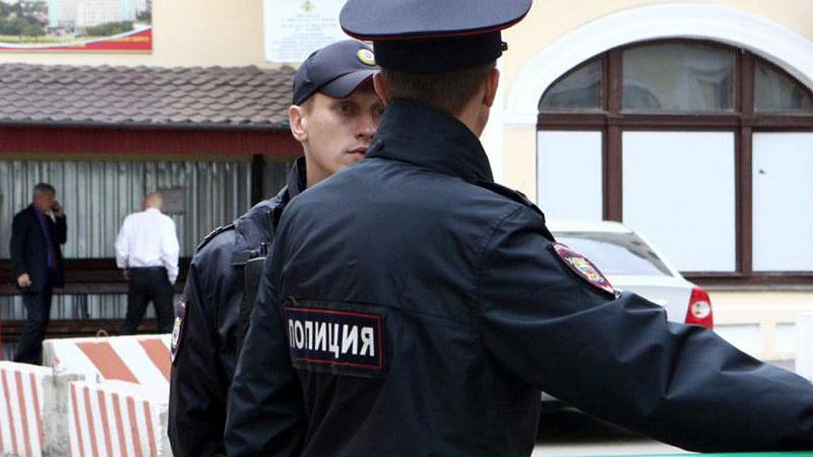 Ρωσία: H στιγμή που αστυνομικοί πυροβολούν τα λάστιχα οχήματος που αρνήθηκε να σταματήσει για αναγνώριση (βίντεο)