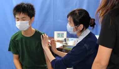 Η Ιαπωνία διέκοψε την υποχρεωτική χορήγηση σκευασμάτων σε παιδιά το 1994 και έχει πολύ χαμηλή θνησιμότητα