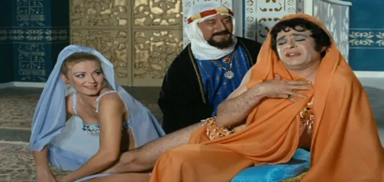 «Μια Ελληνίδα στο Χαρέμι»: Η θρυλική σκηνή της ταινίας που γυρίστηκε στον… αέρα! (βίντεο)