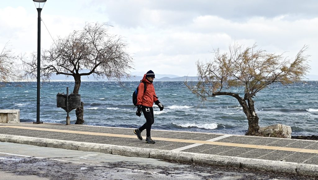 Καιρός: Aισθητή πτώση της θερμοκρασίας σήμερα και ισχυροί άνεμοι – Πού θα σημειωθούν χιονοπτώσεις