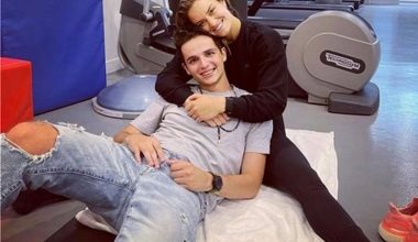 Η Μαρία Σάκκαρη αποκάλυψε πότε θα γίνει ο γάμος της με τον Κωνσταντίνο Μητσοτάκη