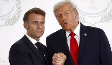 Βίντεο: O N.Tραμπ μιμείται τον Ε.Μακρόν και μιλά με γαλλική προφορά!