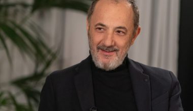 Σ.Μάινας: «Δεν τον γνώρισα πολύ τον πατέρα μου – Είχαμε σχέσεις από την ενηλικίωσή μου και μετά»