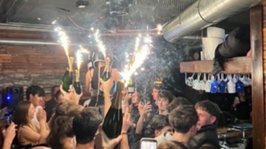 25χρονη εργαζόμενη στο Κραν Μοντανά: «Βλέπω συνεχώς τα πρόσωπα των νεκρών – Η μυρωδιά έχει μείνει στη μύτη μου»