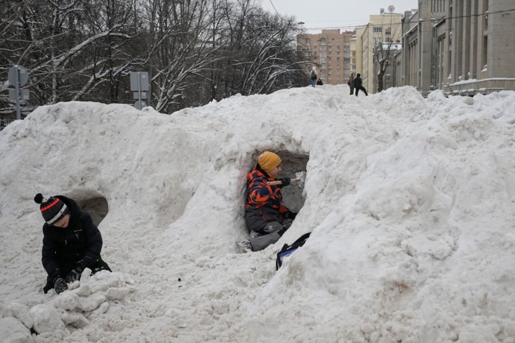 Στην Καμτσάτκα της ρωσικής Άπω Ανατολής κατεβαίνουν από τον 6ο όροφο με… έλκηθρο! (βίντεο)