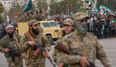 Βίντεο: Ο συριακός Στρατός μπήκε στην επαρχία Ράκα που ελέγχουν οι Κούρδοι