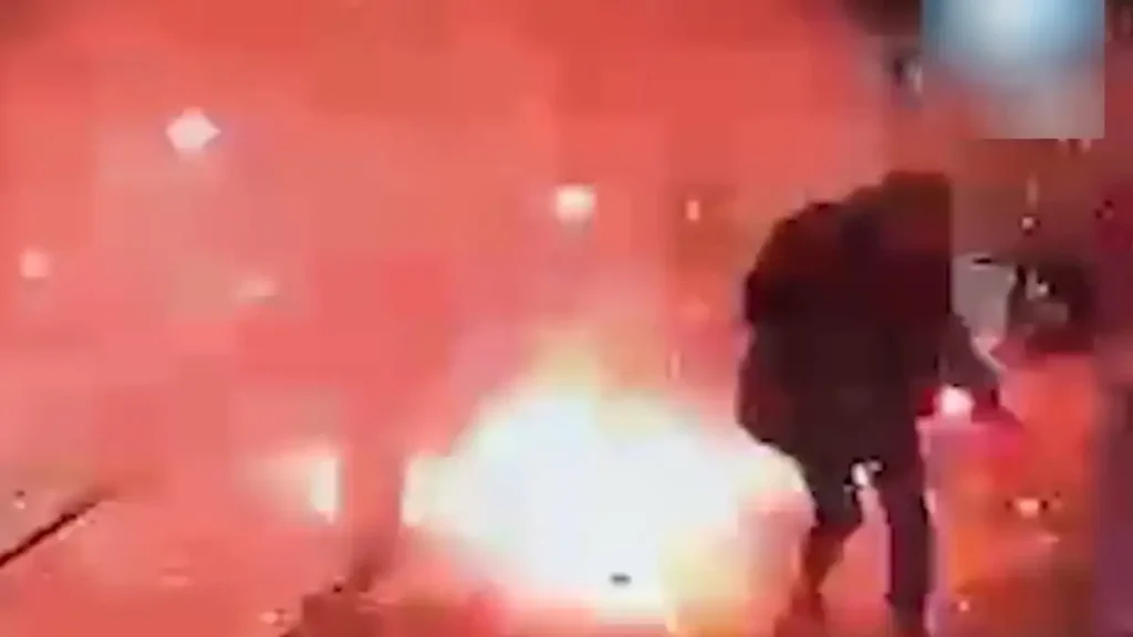 Κωνσταντινούπολη: Η στιγμή που άνδρας ανοίγει δέμα σε θυρωρείο πολυκατοικίας και αυτό εκρήγνυται! (βίντεο)