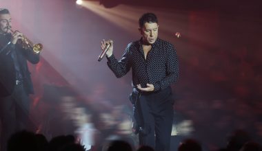 Ο Γ.Μαζωνάκης κέρασε σφηνάκια τον κόσμο που τον περίμενε έξω από το νυχτερινό κέντρο – «Για να ζεσταθείτε» (βίντεο)