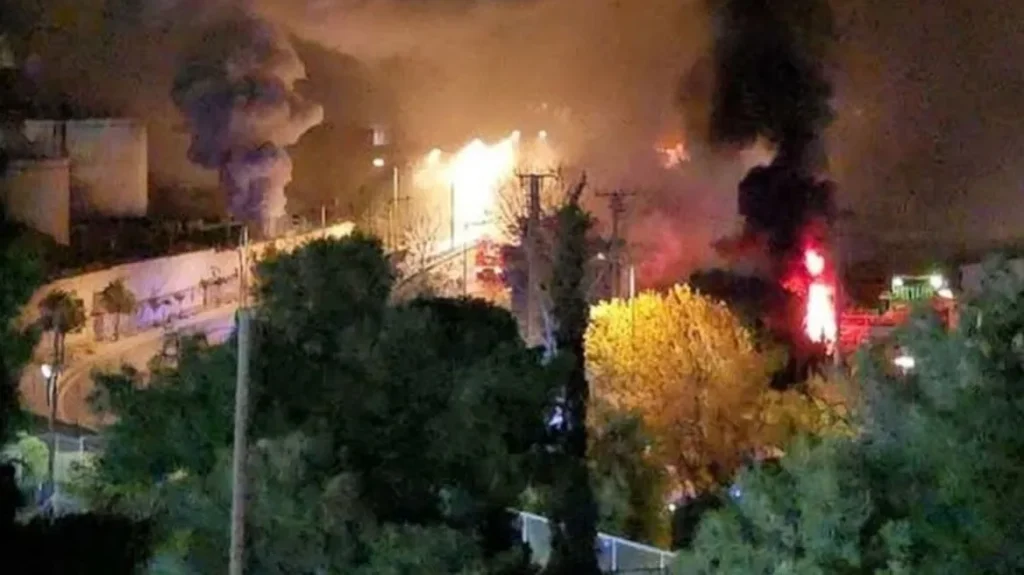 Μεγάλη πυρκαγιά στο Πέραμα από διαρροή σε δεξαμενή καυσίμων