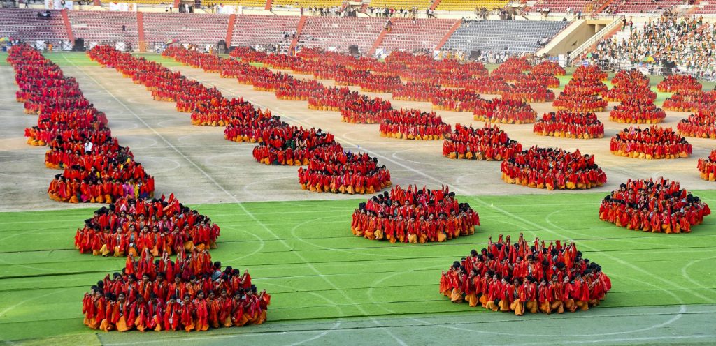 Οι 10.000 χορεύτριες που χόρεψαν μπροστά στον Ναρέντρα Μόντι και τον εντυπωσίασαν (βίντεο)