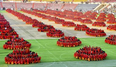 Οι 10.000 χορεύτριες που χόρεψαν μπροστά στον Ναρέντρα Μόντι και τον εντυπωσίασαν (βίντεο)