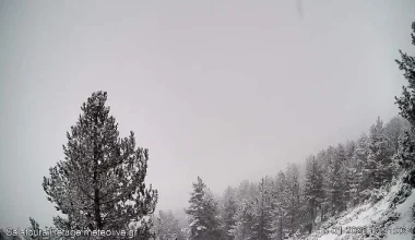 Παράξενο καιρικό φαινόμενο στον Όλυμπο: Ηλιοφάνεια στην κορυφή και χιονόπτωση στα χαμηλά!