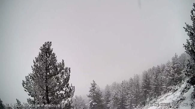 Παράξενο καιρικό φαινόμενο στον Όλυμπο: Ηλιοφάνεια στην κορυφή και χιονόπτωση στα χαμηλά!