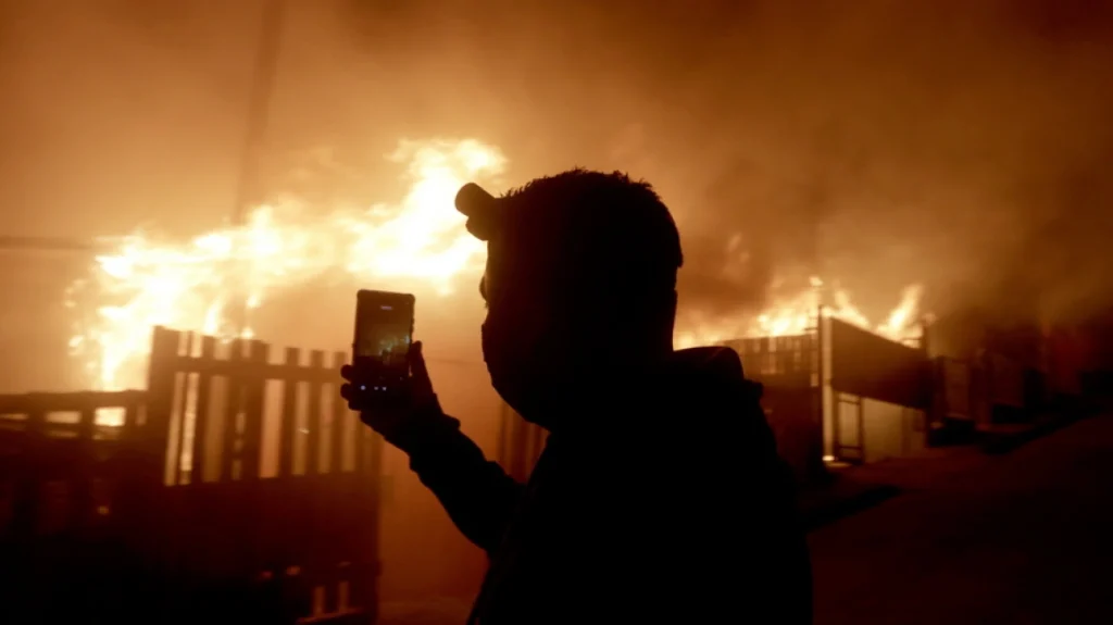 Ανεξέλεγκτες οι πυρκαγιές στη νότια Χιλή: Τουλάχιστον 15 νεκροί