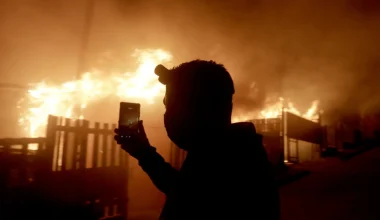 Ανεξέλεγκτες οι πυρκαγιές στη νότια Χιλή: Τουλάχιστον 15 νεκροί