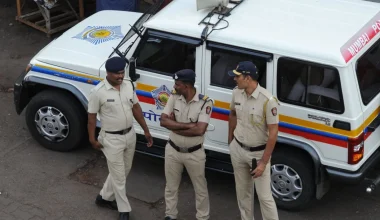 Ινδία: H στιγμή που άνδρας πετά κάτω από φορτηγό που βρίσκεται εν κινήσει σανίδα με καρφιά και αυτό ανατρέπεται!