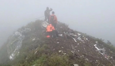 Συντριβή αεροσκάφους στην Ινδονησία: Βρέθηκε η σορός άνδρα μέσα σε χαράδρα 200 μέτρων