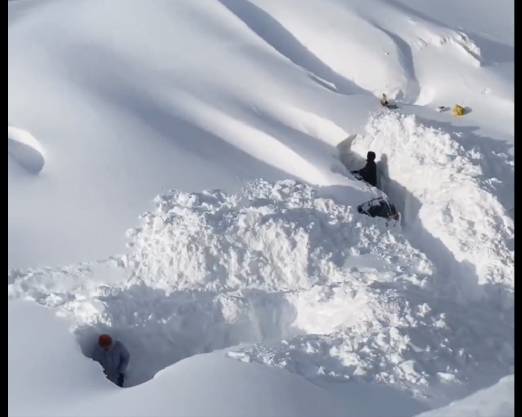Στο Πετροπαβλόσκ της ρωσικής Καμτσάτκα το χιόνι φτάνει μέχρι τον 12ο όροφο πολυκατοικιών