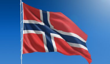 Η Νορβηγία ανακοίνωσε πως δεν εξετάζει «προς το παρόν» αντίμετρα στους δασμούς Ν.Τραμπ