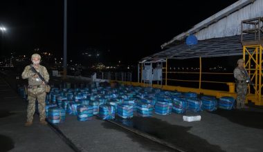 5,4 τόνοι κοκαΐνης κατασχέθηκαν στον Παναμά μετά από καταδίωξη – Το σκάφος έπεσε στα βράχια