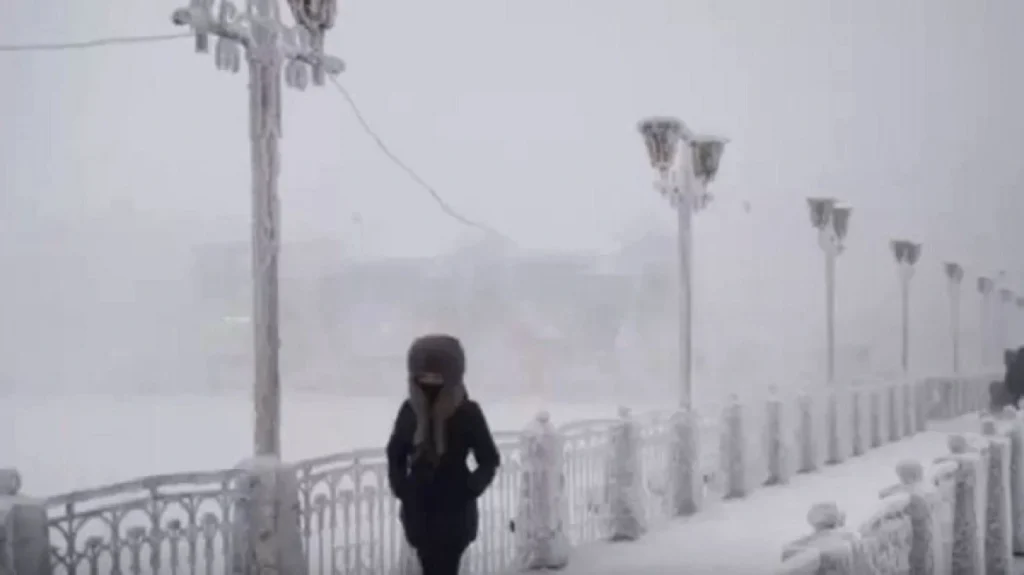 Στην ρωσική Γιακουτία στους -45 βαθμούς Κελσίου ντύνουν τα αυτοκίνητα με ειδικό κάλυμμα για να «επιβιώσουν»