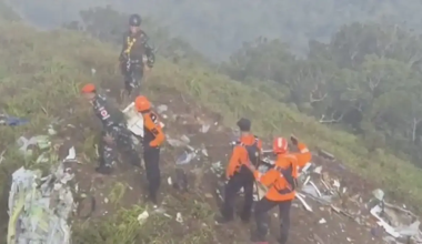 Ινδονησία: Εντοπίστηκαν συντρίμμια του αεροσκάφους που αγνοούνταν από το Σάββατο – Είχε 11 επιβάτες (βίντεο)