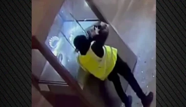 Στο «φως» νέο βίντεο από την κινηματογραφική ληστεία στο Λούβρο: H στιγμή που οι δράστες σπάνε τις προθήκες