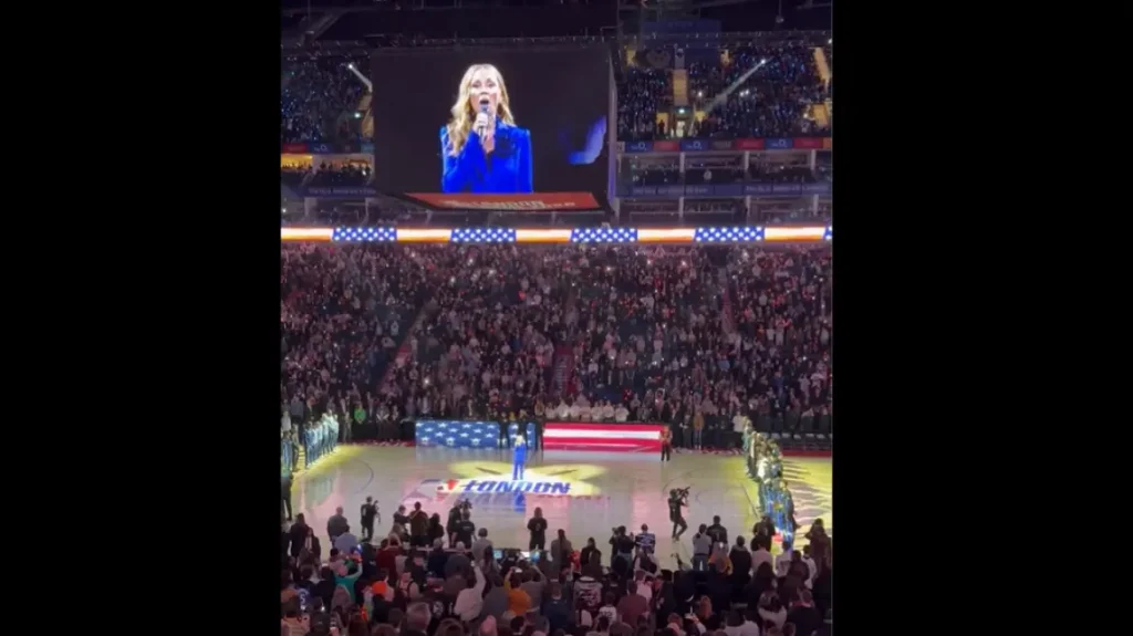 Βρετανία: Φίλαθλος διέκοψε τον εθνικό ύμνο των ΗΠΑ σε αγώνα του ΝΒΑ και φώναξε «αφήστε ήσυχη την Γροιλανδία»