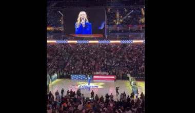 Βρετανία: Φίλαθλος διέκοψε τον εθνικό ύμνο των ΗΠΑ σε αγώνα του ΝΒΑ και φώναξε «αφήστε ήσυχη την Γροιλανδία»