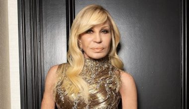 Το «αντίο» της Ντονατέλα Βερσάτσε στον Βαλεντίνο: «Θα μείνει για πάντα στη μνήμη μας για την τέχνη του»