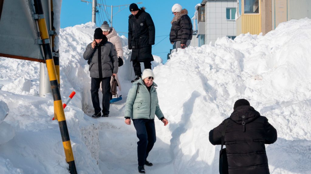 Βίντεο: Πελώρια βουνά από χιόνι έχουν θάψει την Καμτσάτκα της Ρωσίας!