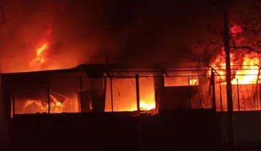 Mεγάλη φωτιά σε εργοστάσιο πλαστικών στο Μενίδι: Εστάλη προειδοποιητικό μήνυμα στους κατοίκους (βίντεο)